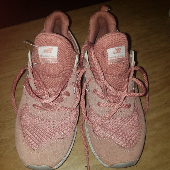 Pretty in pink New Balance - Picture 2 of 7